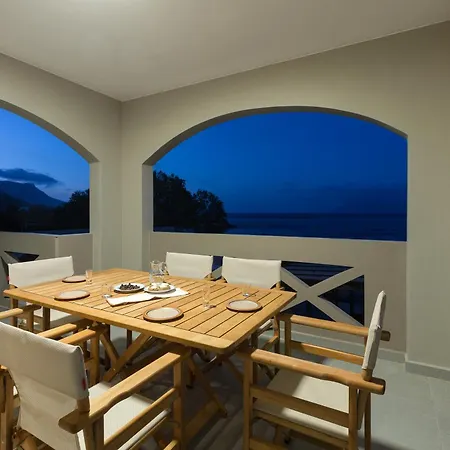 Zoe's Place - 2 Bd Beachfront Apartment Kissamos