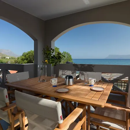 Zoe's Place - 2 Bd Beachfront Apartment *